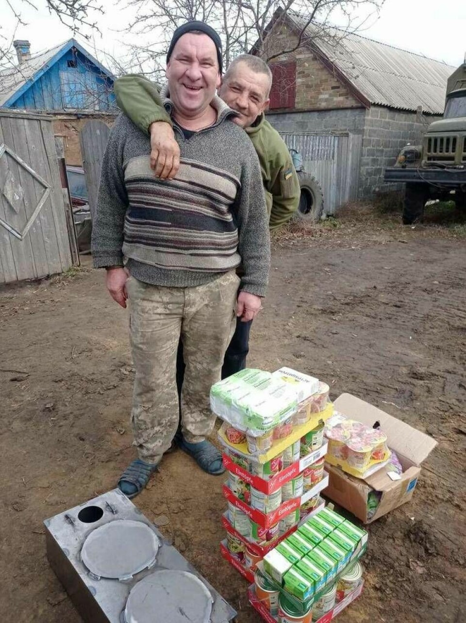 Även livsmedel ingår i sändningarna med kaminer till Ukraina. Foto: Väderstad AB