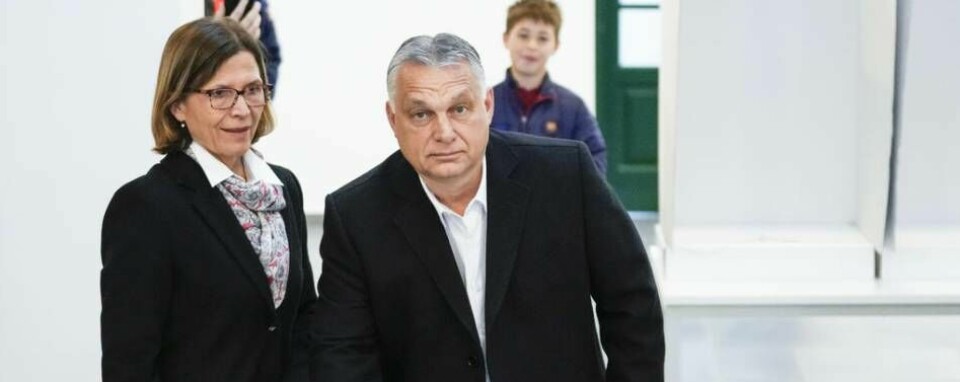 Ungerns premiärminister Viktor Orbán och hans hustru Aniko Levai röstar i det ungerska valet. Hans parti Fidesz-KDNP fick 53,59 procent av rösterna, vilket gav 135 av parlamentets totalt 199 mandat.