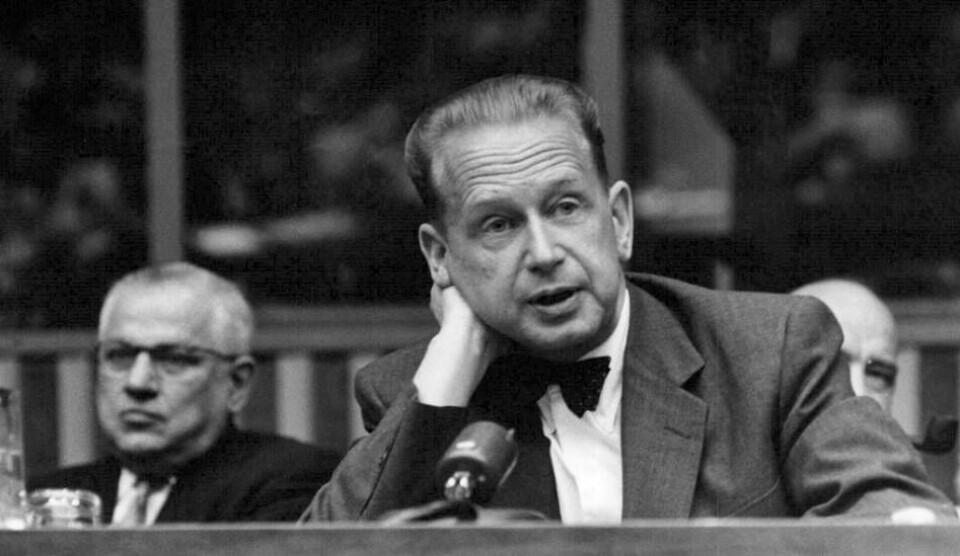 År 1953 utnämndes Dag Hammarskjöld till FN:s generalsekreterare och fick i detta uppdrag hantera Suezkrisen, konflikter i Libanon och Laos samt inbördeskriget i Kongo. (Bild: Dag Hammarskjöld vid en presskonferens i FN, New York, USA.) Foto: SvD/TT