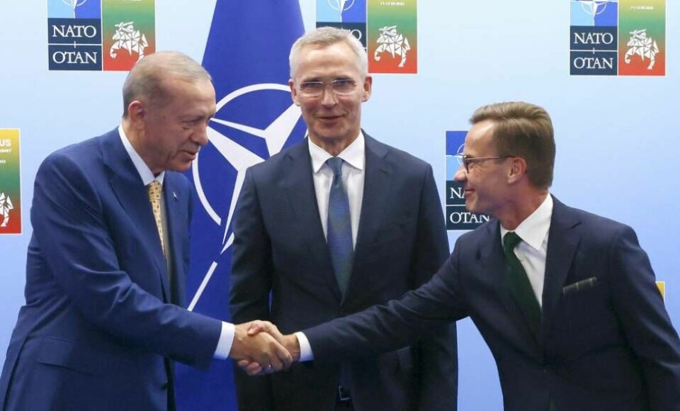 Turkiets president Recep Tayyip Erdogan och statsminister Ulf Kristersson skakar hand. I mitten Natos generalsekreterare Jens Stoltenberg.