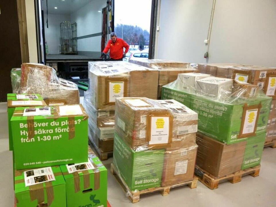 DHL anländer för att hämta upp kassarna för utkörning. Foto: Sisters Internationel