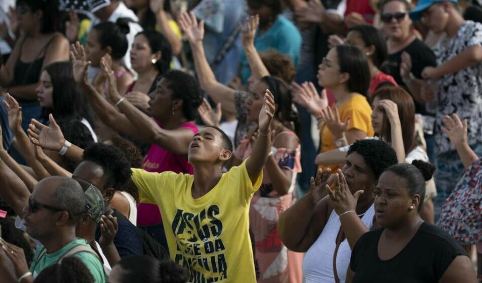 Väckelsekristna och deras vilja att förändra samhället framställs som en del av en destruktiv utveckling i en rapport från Act Alliance, som Svenska kyrkan är en del av. (Bild från en stor utomhusgudstjänst i Rio de Janeiro, februari 2020.)