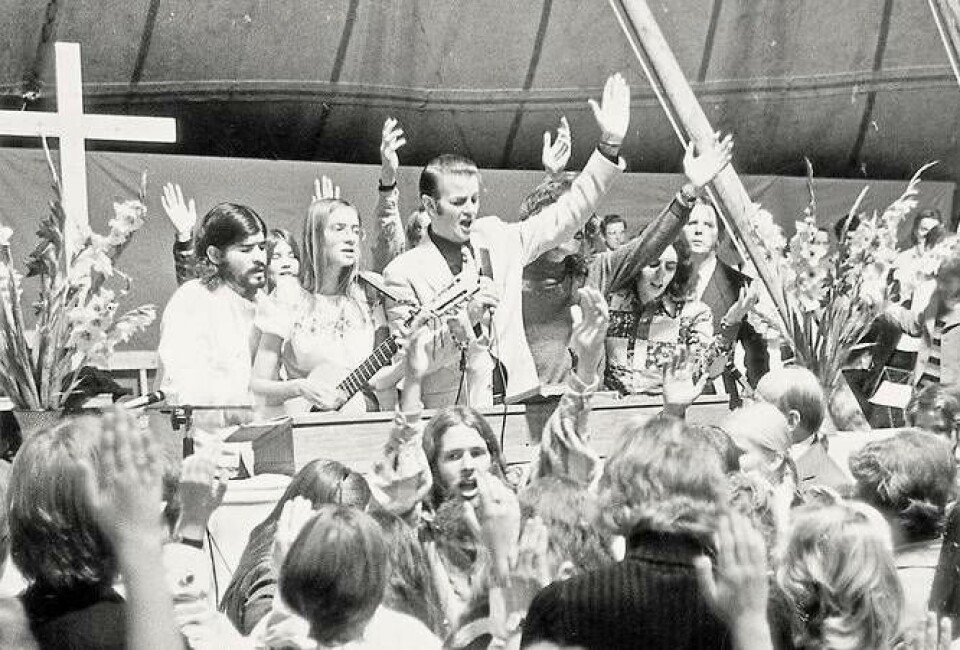 Lonnie Frisbee och Jesusfolket besöker ett svenskt tältmöte i början av 1970-talet. Foto: Pingst- arkiv och forskning
