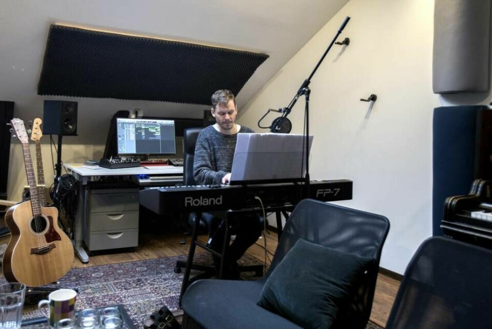 Johans musikstudio liknar mest ett vardagsrum. Här både skriver och producerar han till både sig själv och andra artister. Foto: Linda Wall