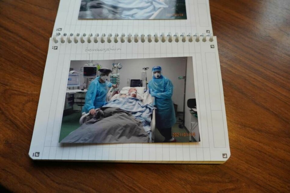 Lennart visar upp ett fotoalbum med bilder på hur han låg nersövd på intensiven i drygt fyra veckor. Foto: Jenny Antonsson/Privat