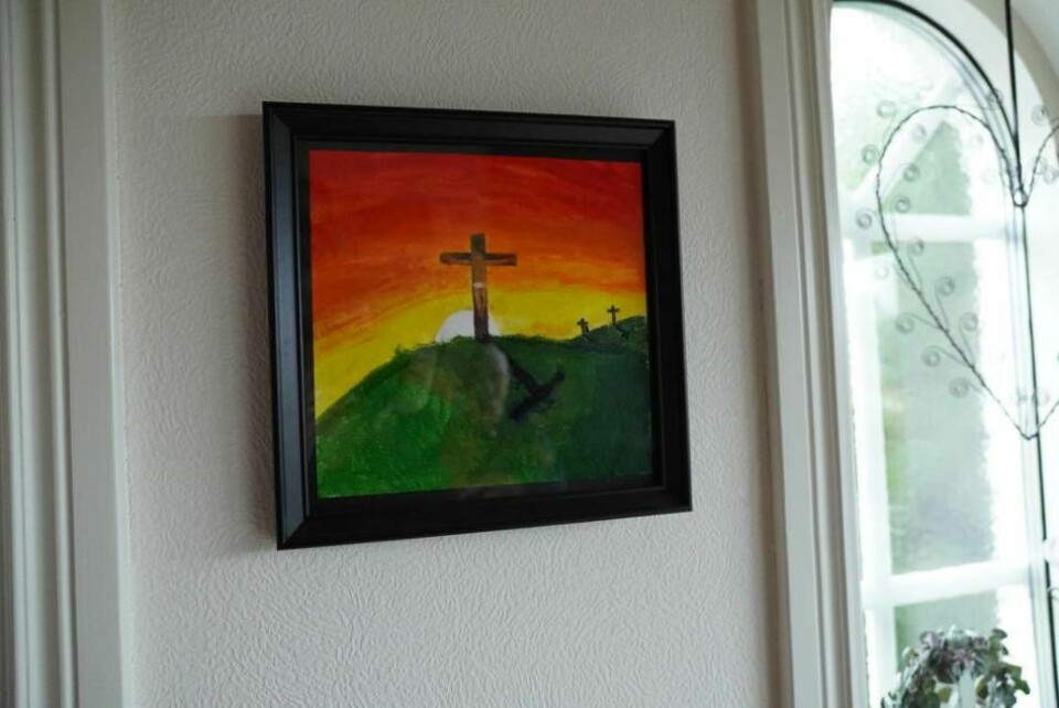 Ett av barnbarnen har målat en tavla som föreställer Jesus på korset. Foto: Jenny Antonsson