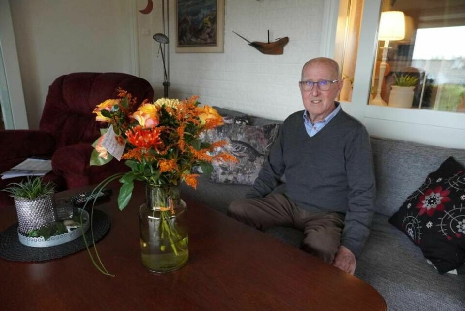 Lennart har drivit flera företag under åren. Blommorna kommer från de nya ägarna av företaget Gnosjötornet, som Lennart nyss sålde efter att ha startat och drivit det i sju år. Foto: Jenny Antonsson