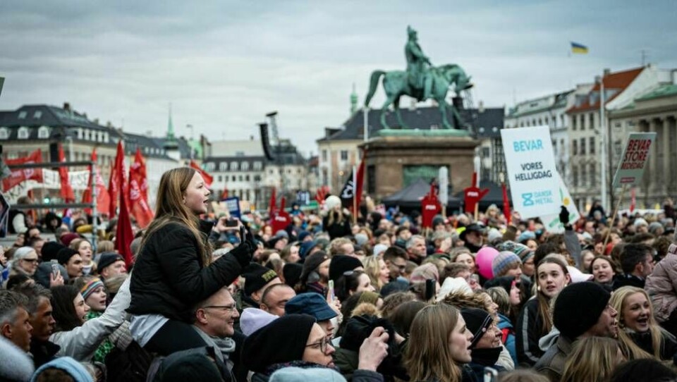 Uppemot 50 000 danskar ska ha samlats utanför det danska regeringskansliet för att försvara Stora bönedagen. Foto: Emil Helms/Ritzau Scanpix/TT