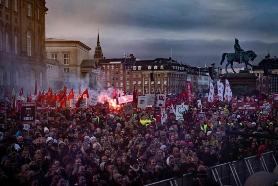 Uppemot 50 000 danskar kan ha samlats utanför det danska regeringskansliet för att försvara Stora bönedagen. Foto: Emil Helms/Ritzau Scanpix/TT