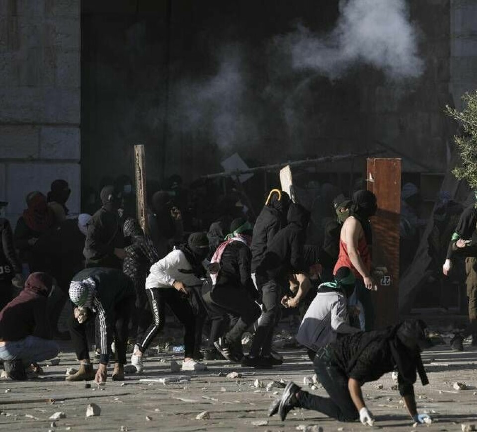 Helgen innebar våldsamma sammandrabbningar mellan stenkastande palestinska araber och israelisk polis vid Tempelplatsen i Jerusalem. Foto: Mahmoud Illean/AP/TT