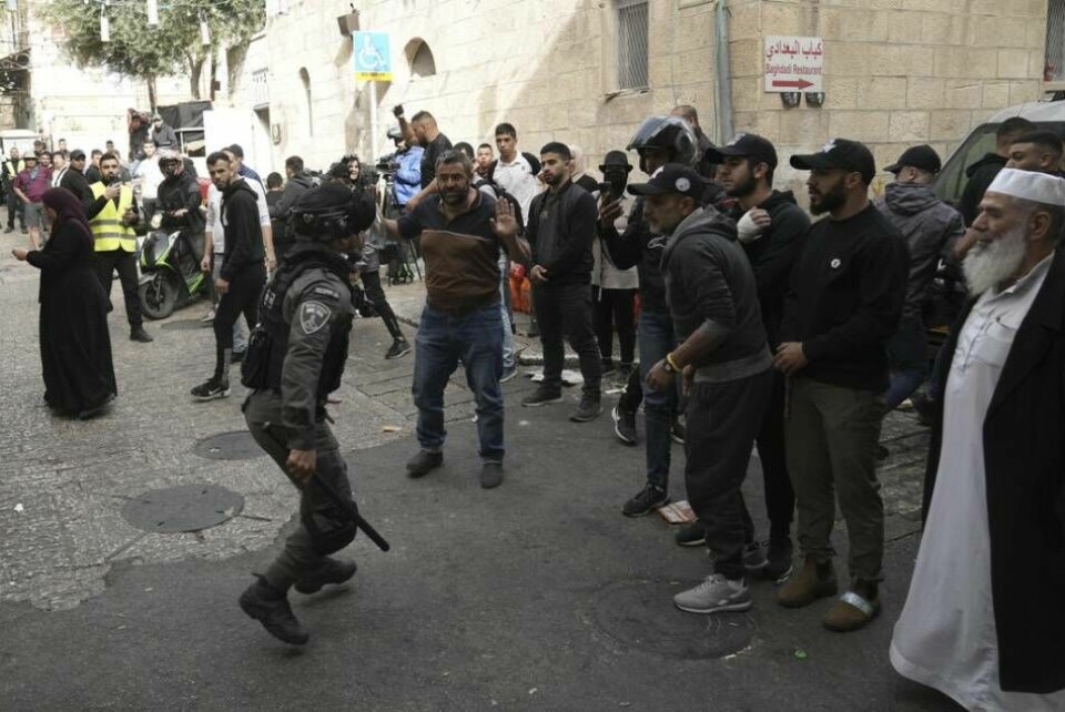 En israelisk polisman försöker skingra palestinska araber i Gamla stan i Jerusalem till följd av oroligheterna. Foto: Mahmoud Illean/AP/TT