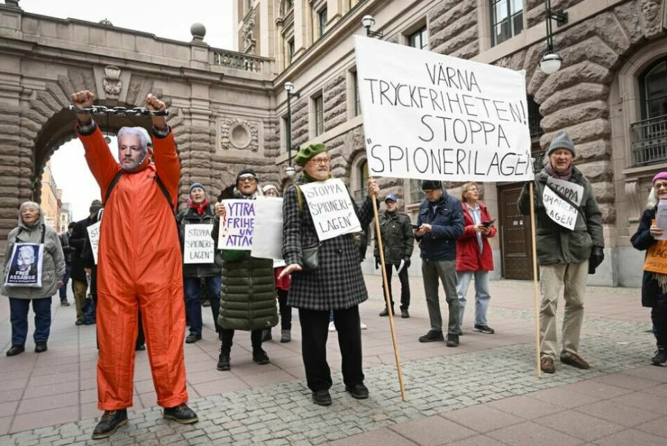 Demonstranter ägde rum utanför riksdagen före omröstningen om grundlagsändringen. Foto: Fredrik Sandberg/TT