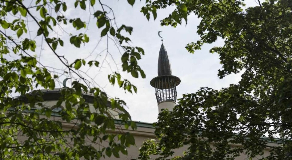 Stockholms moské vill att regeringen stoppar koranbränningar. Överst till höger ses imamen Mahmoud Khalfi. Nederst till höger ses KD-ledaren Ebba Busch. Foto: Stina Stjernkvist/TT
