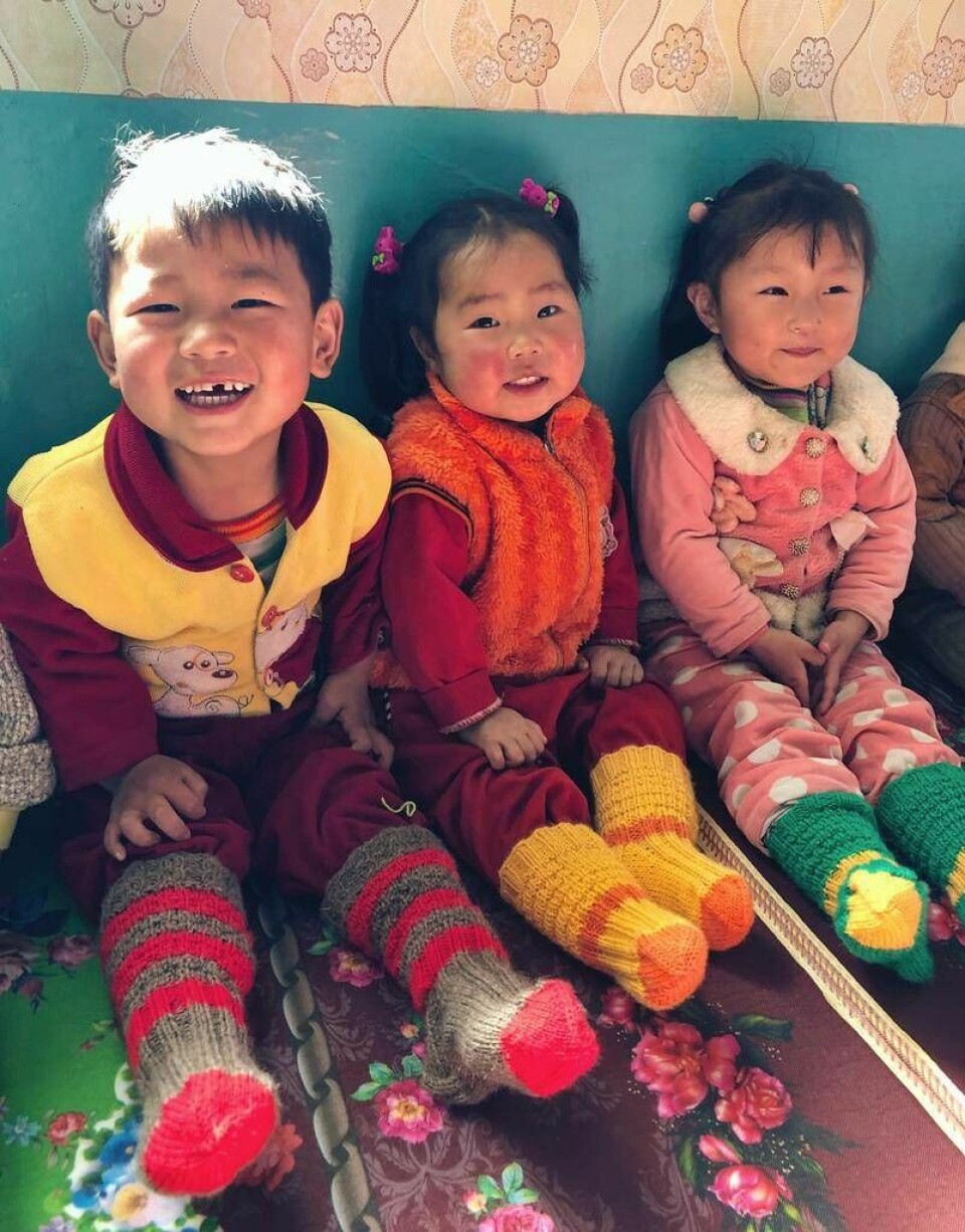 Raggsockor från Finland gladde barnen i Nordkorea. Foto: Ville Männistö