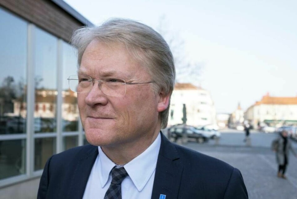 Lars Adaktusson har valt att kliva av både sina uppdrag för KD, som partiets utrikespolitiska talesperson samt ledamot i riksdagens utrikesutskott.