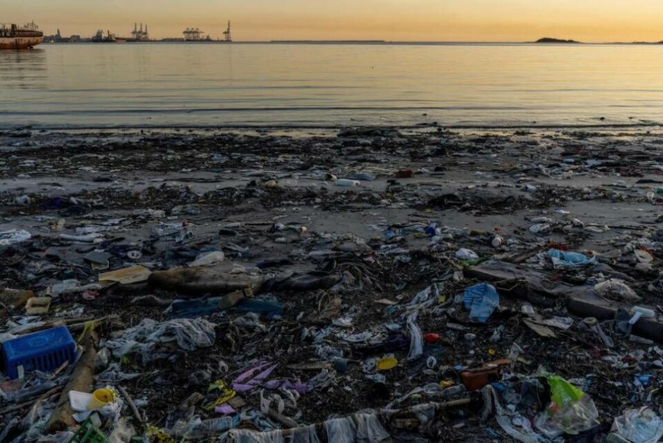Regeringen vill minska nedskräpningen i natur och hav. Men ansvaret och lösningen ligger nästan uteslutande i Kina och Sydostasien. Om regeringen velat minska plastskräpet skulle man hellre ha adresserat förpackningsindustrin, skriver Per Ewert. Regeringen vill minska nedskräpningen i natur och hav. Men ansvaret och lösningen ligger nästan uteslutande i Kina och Sydostasien. Om regeringen velat minska plastskräpet skulle man hellre ha adresserat förpackningsindustrin, skriver Per Ewert.