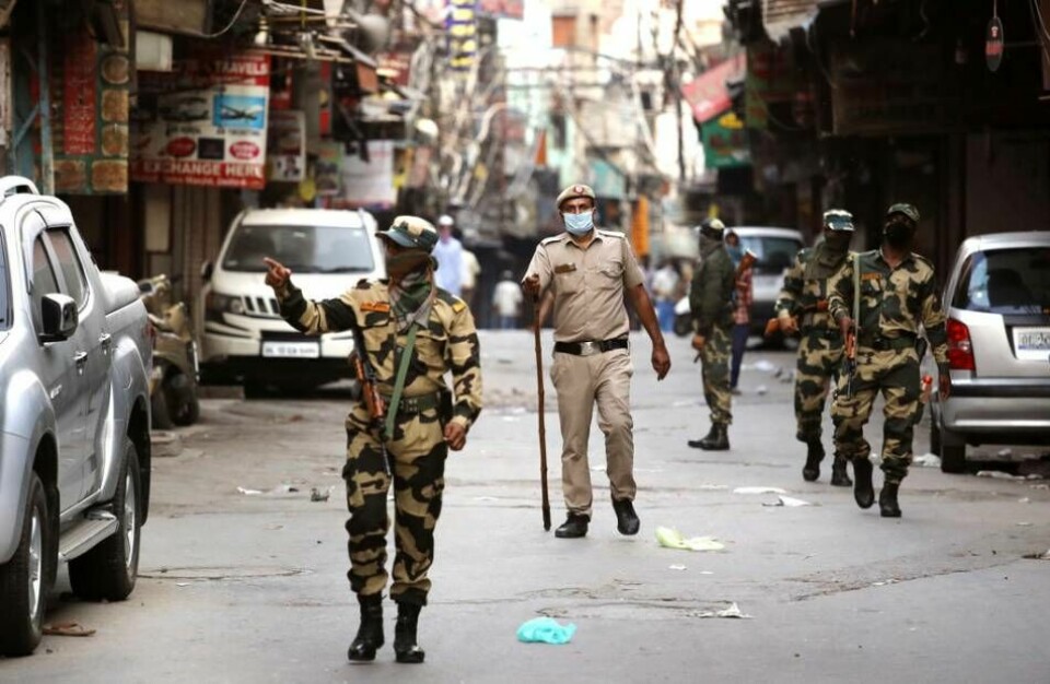 Polis och militär patrullerar en gata i New Delhi för att se till att människor håller coronarestriktionerna. På flera platser i Indien har polisernas misshandel av en kristen far och son, som senare dog, lett till starka protester.