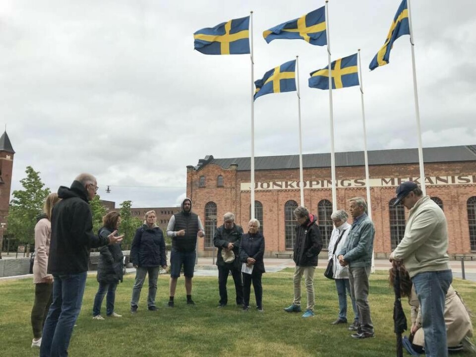 Vid en bönepromenad i Jönköping hölls bön för utbildningsvärlden utanför stadens högskola. Foto: Jonas Adolfsson