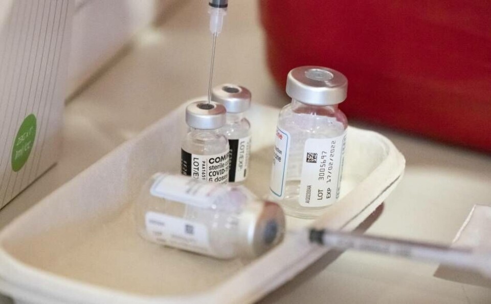 Unga mellan 12 och 17 år rekommenderas inte längre att vaccinera sig mot covid-19. Unga mellan 12 och 17 år rekommenderas inte längre att vaccinera sig mot covid-19.