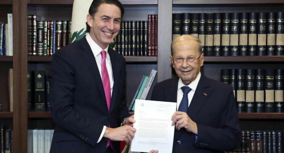 USA:s sändebud, Amos Hochstein (t v) och Libanons president Michel Aounhar (t h) med avtalet.