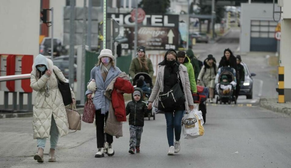Över 150 000 ukrainska flyktingar uppges ha passerat gränsen till Polen. Foto: AP/TT