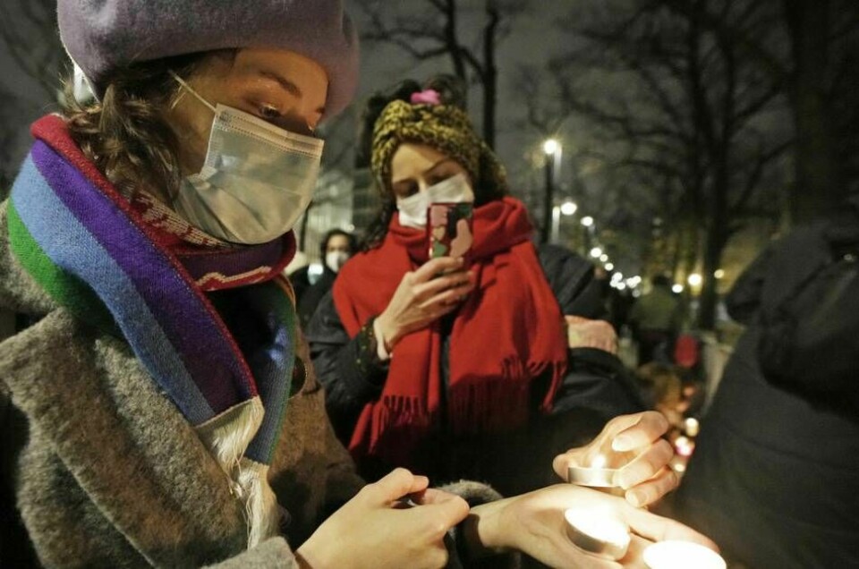 Huruvida Polens abortlag har lett till dödsfall råder det delade meningar om. På bilden ses kvinnor som protesterar mot lagen utanför författningsdomstolen i Warszawa. Foto: Czarek Sokolowski/AP/TT