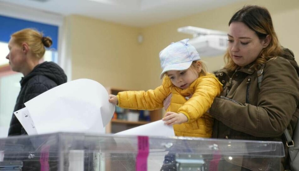 Valdeltagandet i Polen landade på rekordhöga 75 procent. Foto: Petr David Josek/AP/TT