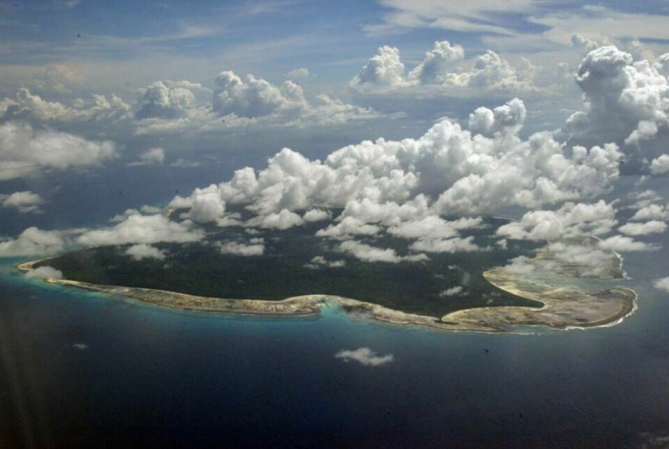 En flygbild över North Sentinel Island, den ö där John Allen Chau dödades i en skur av pilar då han i förra veckan försökte ta sig i land för att ge evangeliet till invånarna. Foto: Gautam Singh/AP/TT