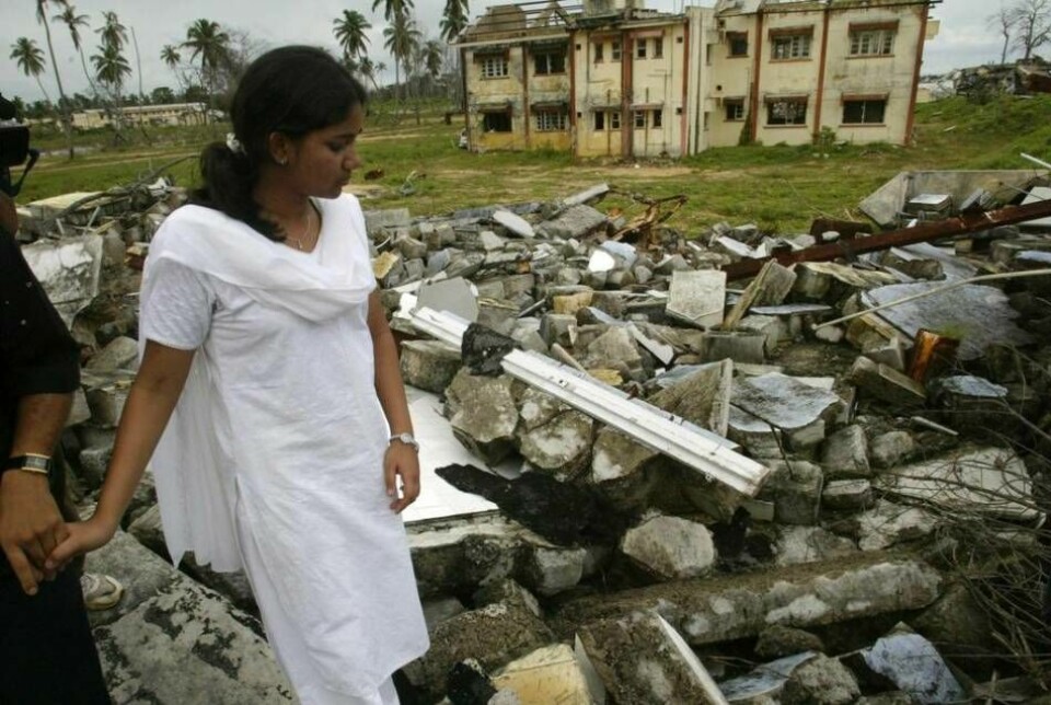 En 14-årig flicka står vid den stenhög som var hennes hem i Andamanerna innan tsunamin på Annandagen 2004. Erikshjälpen hjälpte till att bygga upp samhällena i ögruppen. Foto: Gautam Singh/AP/TT
