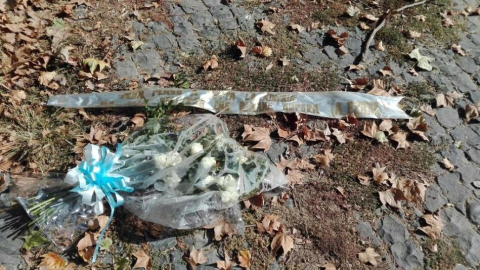 En blomkrans med färgerna från Lazios fotbollsklubb ligger på marken efter att den har rivits bort från Roms synagoga. Detta efter att Lazios president besökt synagogan och lovat ta itu med antisemitism sedan vissa fans vanärat förintelseoffret Anne Frank. En blomkrans med färgerna från Lazios fotbollsklubb ligger på marken efter att den har rivits bort från Roms synagoga. Detta efter att Lazios president besökt synagogan och lovat ta itu med antisemitism sedan vissa fans vanärat förintelseoffret Anne Frank.