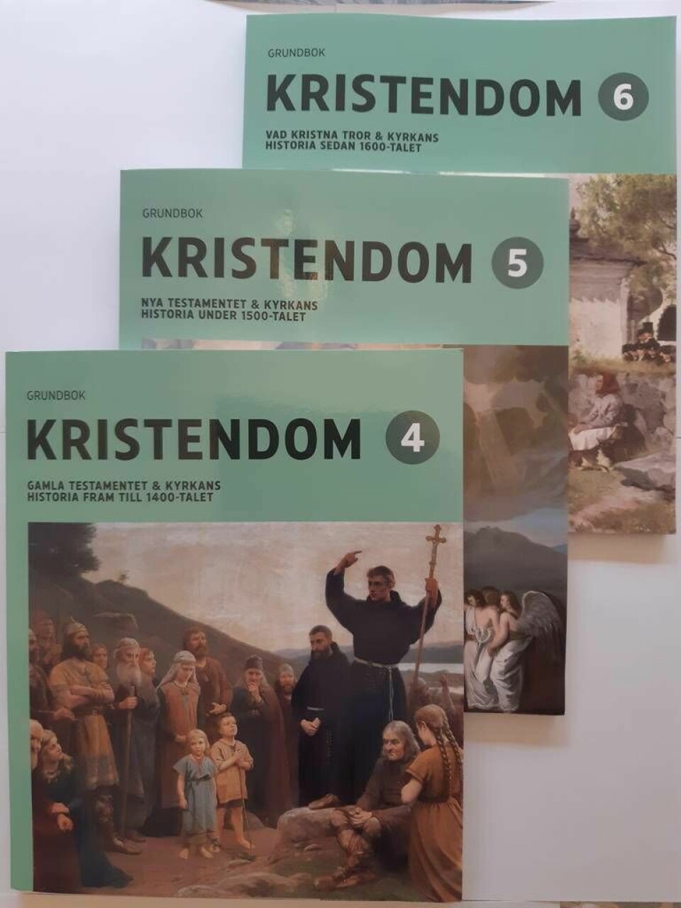 Författaren Jens Wallin beskriver de nya böckerna om kristendomskunskap som icke-konfessionellt läromedel, och som även vuxna kan få god behållning av. Foto: Privat