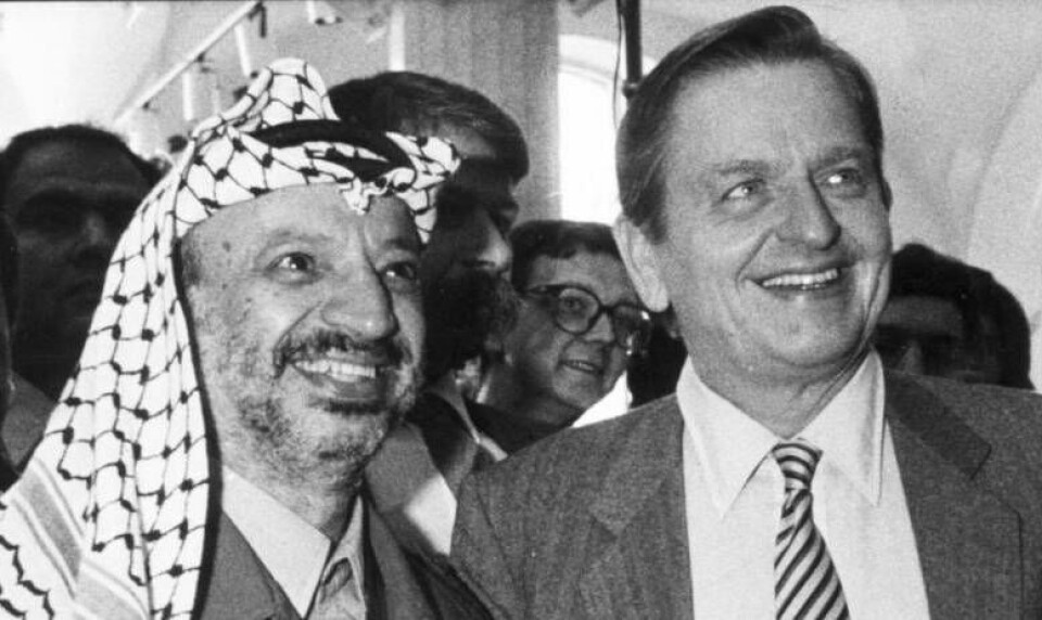I den officiella historiebeskrivningen fick Olof Palme (t h) kontakt med Yassir Arafat (t v) och den palestinska rörelsen 1974. Lika mycket som Palme vid denna tid var en hjälte, var Arafat en skurk. (Bilden: Arafat och Palme i Stockholm, 1983.) Foto: Bertil Ericson/TT