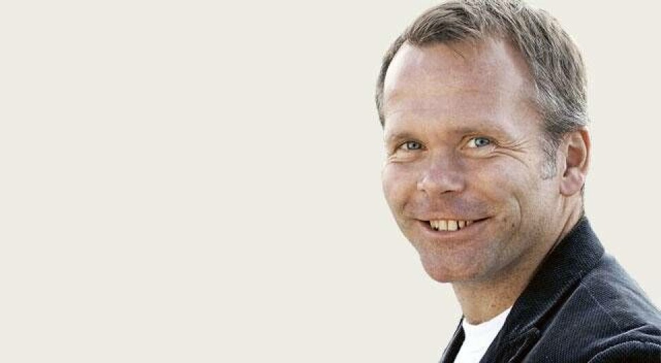 Medan världen applåderar
