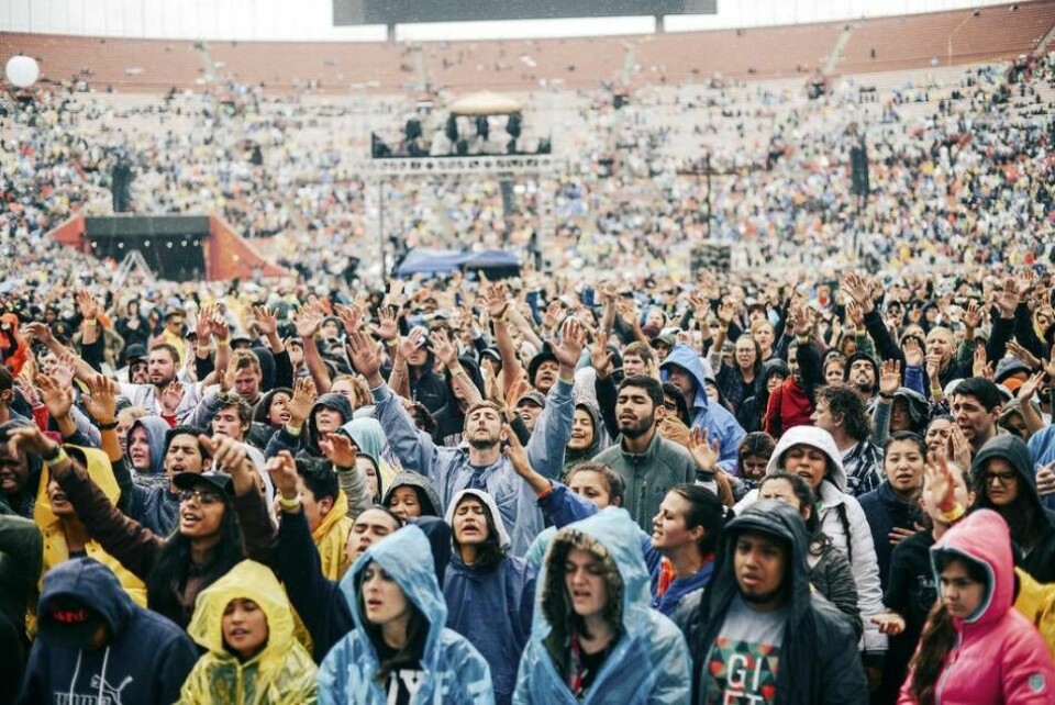 Trots regn mötte mer än 56 000 människor upp vid lördagens 'Azusa now' på Memorial Coliseum i Los Angeles. Samlingen hölls på 110-årsdagen av väckelseutbrottet på Azusa Street i samma stad. Foto: The Call