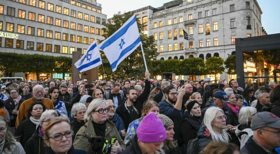 Israels flagga vajade i folksamlingen på Norrmalmstorg i centrala Stockholm på onsdagskvällen. Foto: Jessica Gow/TT