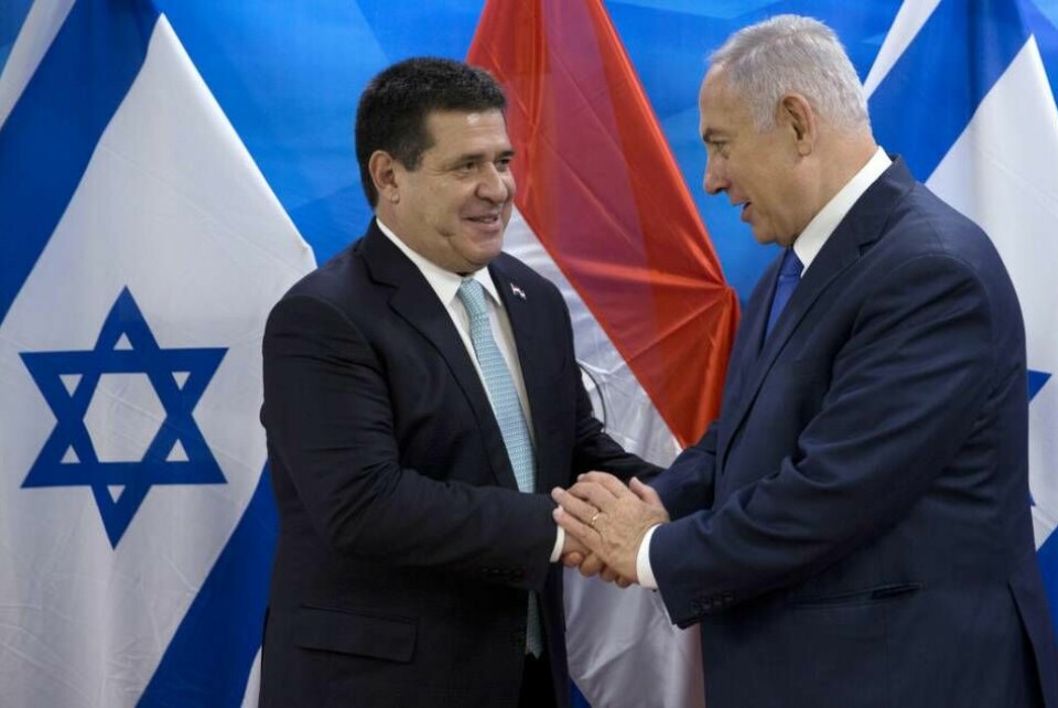 Israels premiärminister Benjamin Netanyahu, till höger, talar med Paraguays president Horacio Cartes under ett möte på måndagen då landet öppnade sin nya ambassad i Jerusalem.