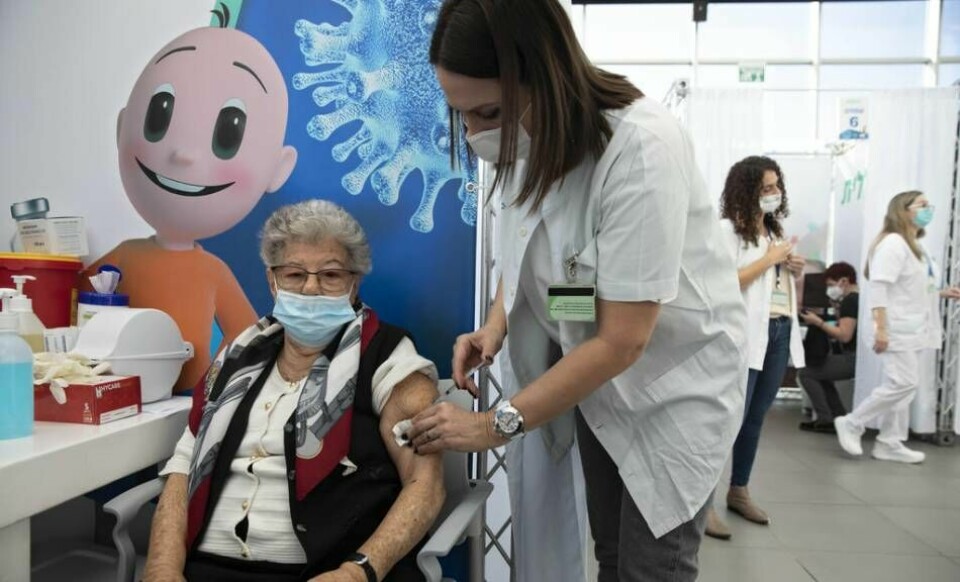 En israelisk kvinna får covid-19-vaccin på ett tillfälligt vaccinationscenter i Tel Aviv. Foto: Sebastian Scheiner/AP/TT