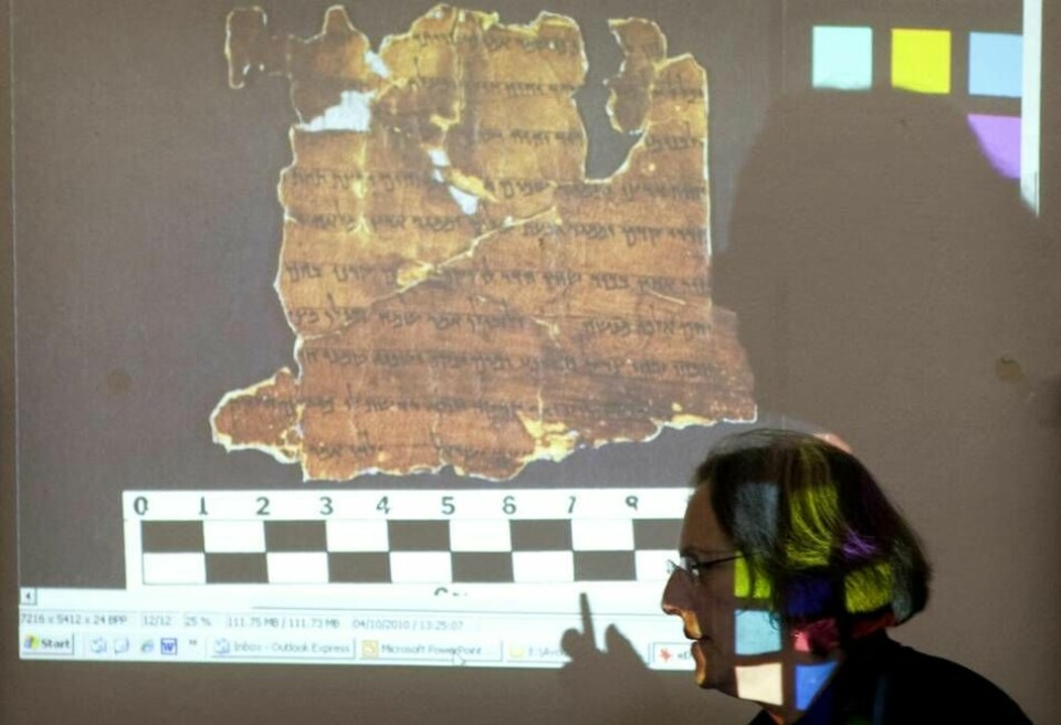 Ett fragment från Dödahavsrullarna visas upp i Jerusalem. Foto: Sebastian Scheiner/AP/TT