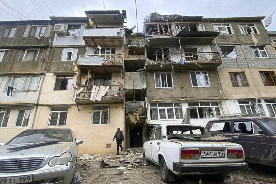 På bilden ses ett bostadshus efter beskjutning i Stepanakert i Nagorno-Karabach i Azerbajdzjan. Foto: Siranush Sargsyan/AP/TT