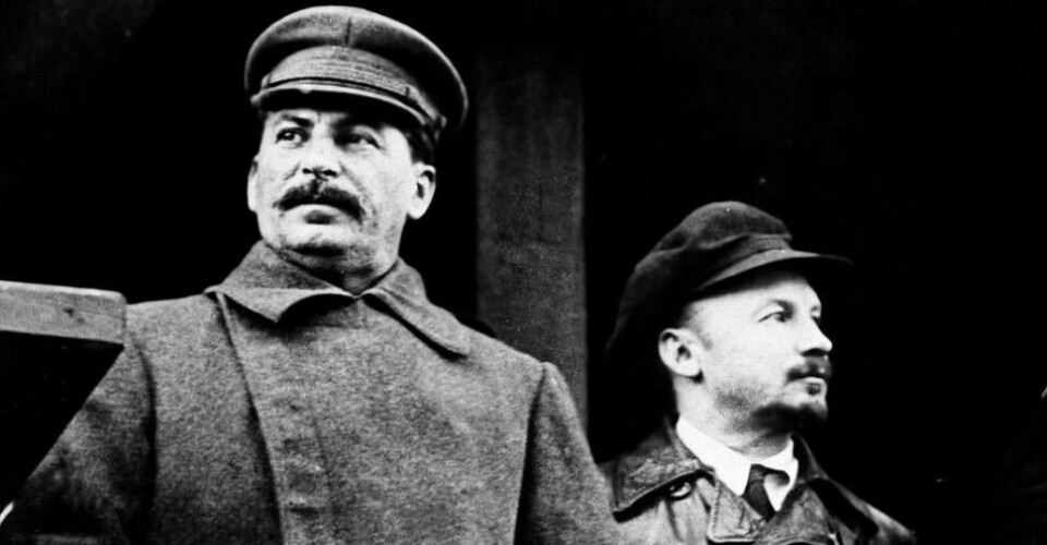 Josef Stalin och den sovjetiska politikern och marxistiska filosofen Nikolai Bukharin i november 1930. Bukharin greps och avrättades anklagad för spioneri 1938. Från 1924 till 1939 avrättades eller deporterades verkliga och fiktiva motståndare i stort antal. Foto: Uncredited/AP/TT