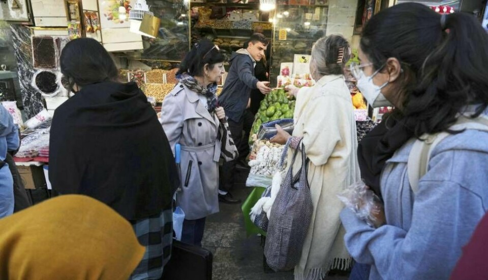 Allt fler kvinnor vågar nu bryta mot slöjtvånget och visar håret i en akt av civil olydnad. Bilden är från en marknad i Teheran den 14 november. Foto: Vahid Salemi/AP/TT