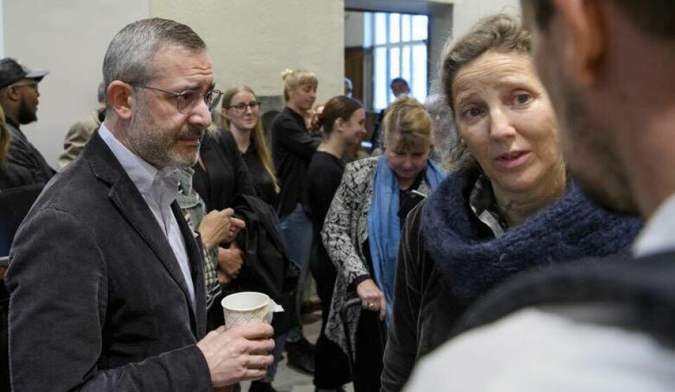 Komikern och debattören Aron Flam och hans advokat Monique Wadsted vid rättegången i Stockholms tingsrätt.