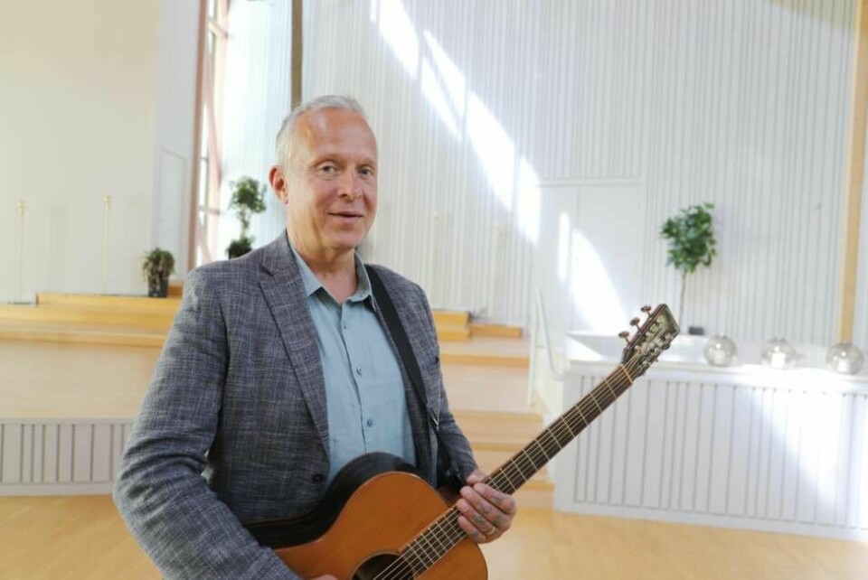 Som ung var Johan med i lokala band i Göteborg och spelade på stadens klubbar. Nu är gitarren ett viktigt redskap när han vittnar om Jesus. Foto: Mattias Backlund