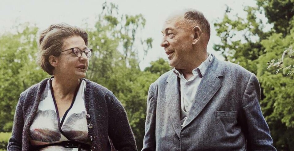 När C S Lewis (t h) förlorade sin älskade hustru Joy Gresham-Davidmans (t v) drabbades han av en så djup sorg att det orsakade ett psykiskt lidande, och apologeten började tvivla på Gud. Något han öppet berättar om i boken Anteckningar under dagar av sorg. När C S Lewis (t h) förlorade sin älskade hustru Joy Gresham-Davidmans (t v) drabbades han av en så djup sorg att det orsakade ett psykiskt lidande, och apologeten började tvivla på Gud. Något han öppet berättar om i boken Anteckningar under dagar av sorg.