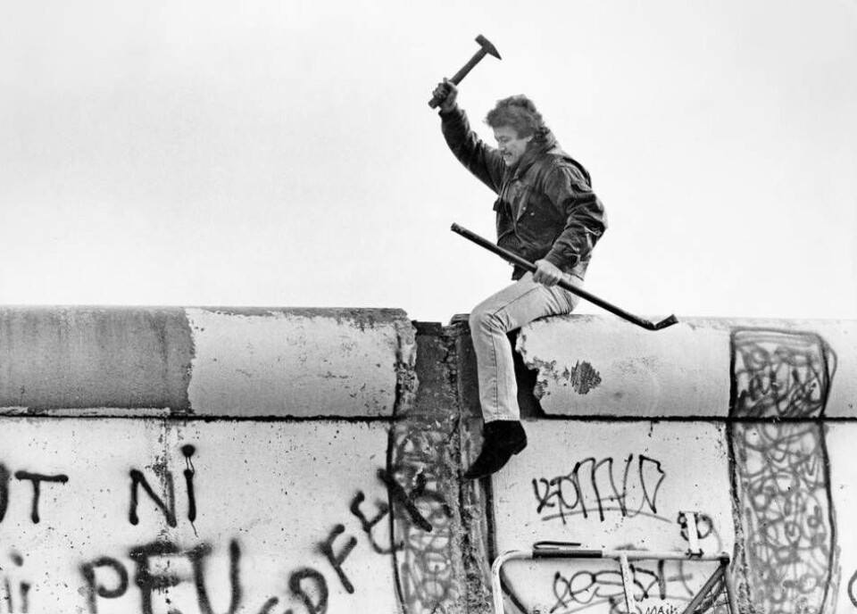 En man hackar på den mur som sedan 1961 delade Berlin i två delar. I november 1989 skulle muren falla. En man hackar på den mur som sedan 1961 delade Berlin i två delar. I november 1989 skulle muren falla.