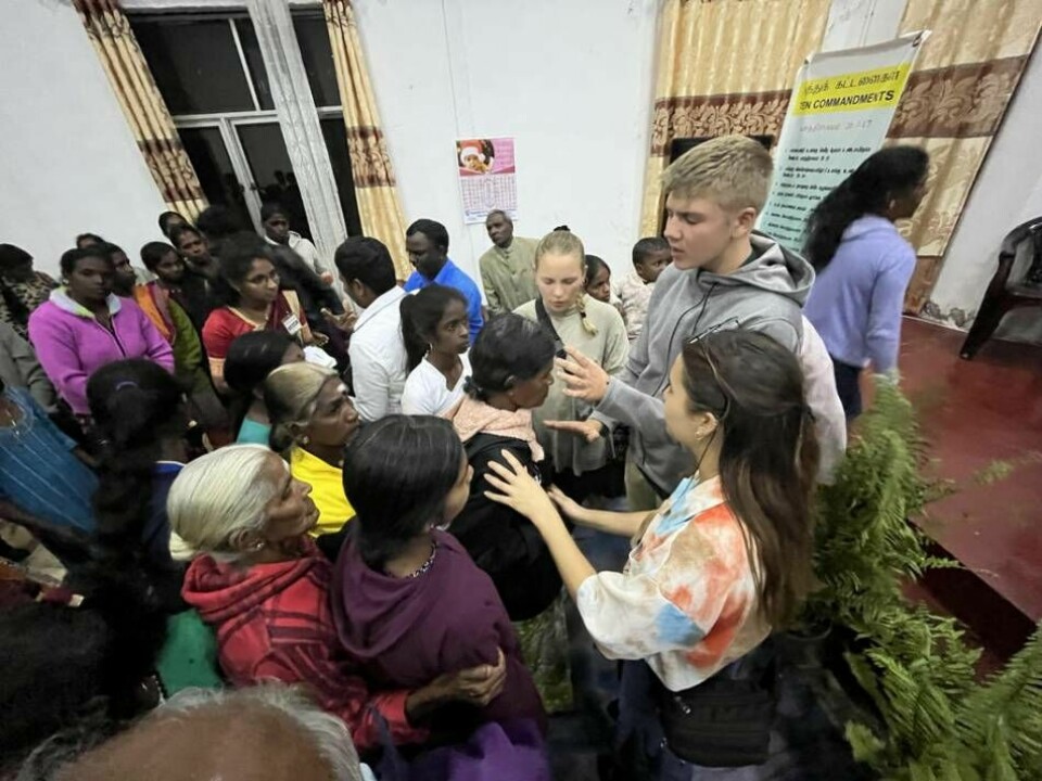 Eleverna från Mission One Eleven vid ett bönetillfälle under en kampanj på Sri Lanka. Foto: Privat