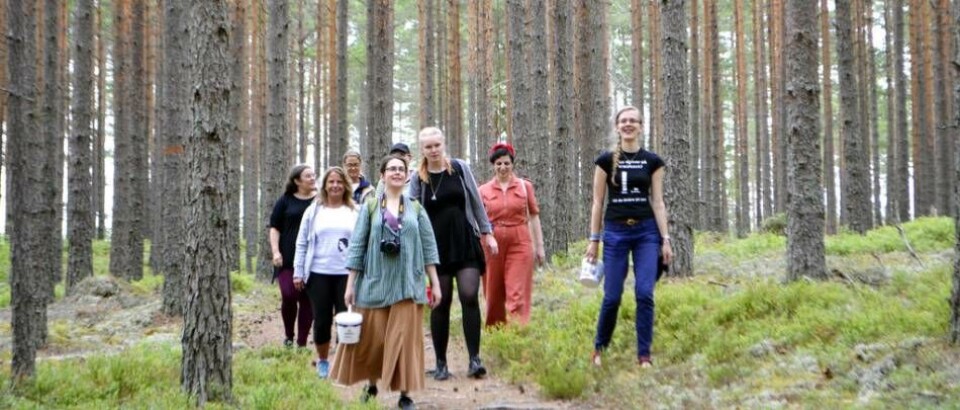 Under pandemin upptäckte vi att det fanns alternativ i närmiljön – en enkel utflykt, en skidtur på hemmaplan, en promenad längs en vandringsled – som gav lika mycket stimulans eller avkoppling som den dyra resan, skriver Carin Stenström. Under pandemin upptäckte vi att det fanns alternativ i närmiljön – en enkel utflykt, en skidtur på hemmaplan, en promenad längs en vandringsled – som gav lika mycket stimulans eller avkoppling som den dyra resan, skriver Carin Stenström.