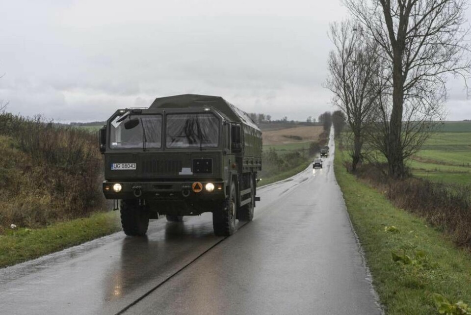En armébil syns i närheten av robotnedslaget i Polen.