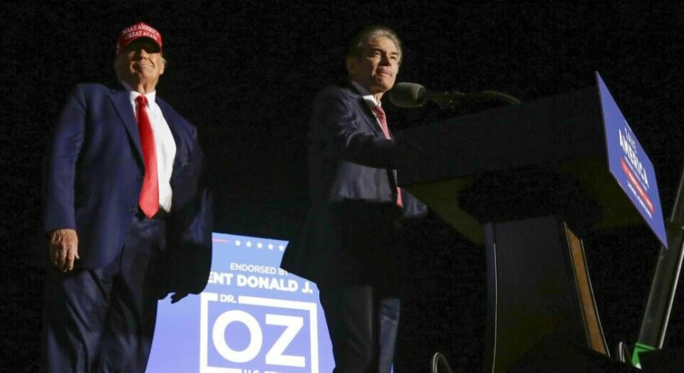 En av Donald Trumps satsningar i mellanårsvalen var på senatskandidaten Mehmet Oz i Georgia, som är känd för amerikaner som tv-läkaren 'Doctor Oz'. Han förlorade. Här framträder de tillsammans i Latrobe, Pennsylvania, förra helgen. Foto: Jacqueline Larma/A=/TT