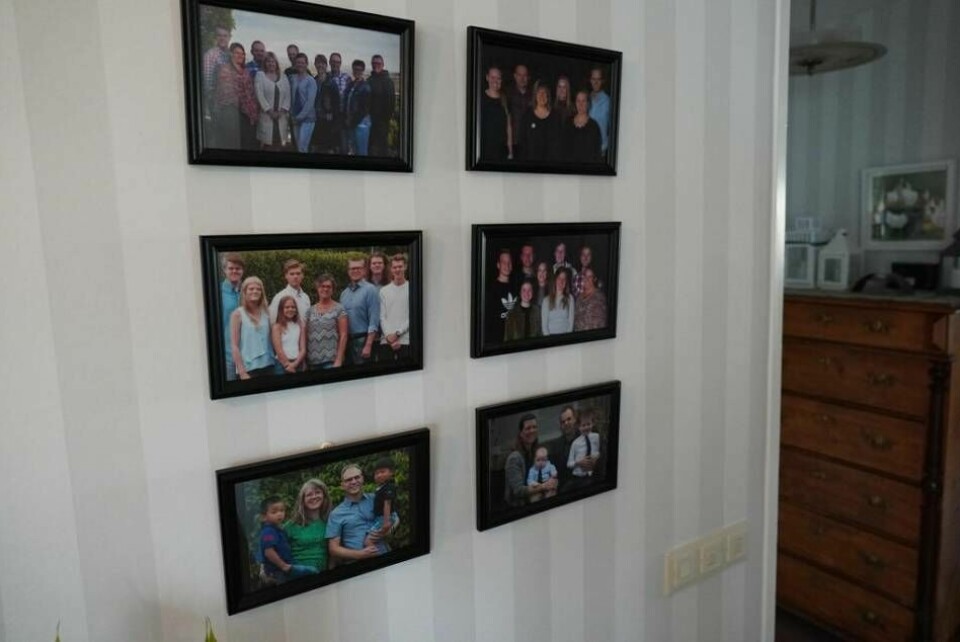 Hjördis har många foton på väggen på barn och barnbarn med respektive. Foto: Jenny Antonsson